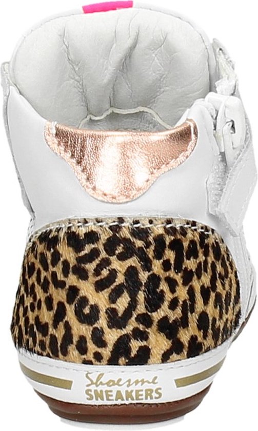 Hoge witte leren babysneakers met panterprintdetails en roze label.