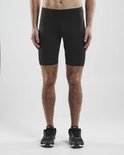 Man, voorkant, zwart kort sportbroekje met korte pijpen, tot op de knie.