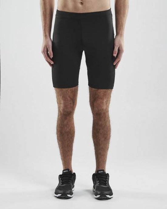 Man, voorkant, zwart kort sportbroekje met korte pijpen, tot op de knie.