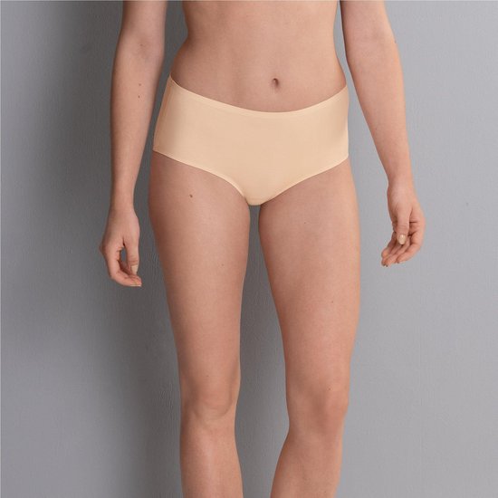 Culotte couleur chair sur mannequin, vue de face.