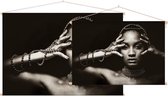 Zwarte vrouw met grijze kettingen,  - Foto op Textielposter - 45 x 30 cm