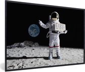 Photo encadrée - Astronaute dans l'espace pointe vers le cadre photo terre 90x60 cm - Affiche encadrée (Décoration murale salon / chambre)
