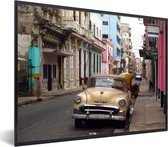Fotolijst incl. Poster - Een Cubaanse oldtimer staat in een klein straatje in Oud Havana - 40x30 cm - Posterlijst
