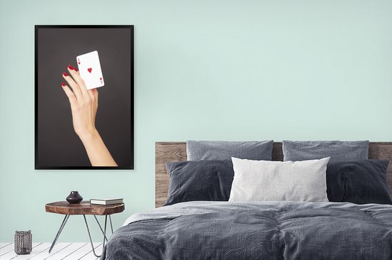 Photo encadrée - Femme tenant une carte à jouer cadre photo noir sans passe-partout 80x120 cm - Affiche sous cadre (Décoration murale salon / chambre)