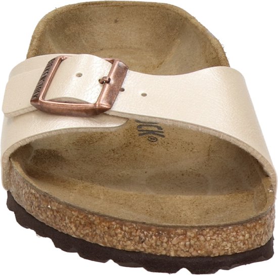 Perzikkleurige Birkenstock slipper met koperkleurige gesp en kurken zool.