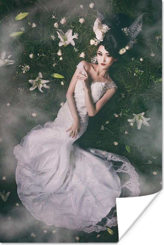 Boom de wind is sterk Afstoten Vrouw in trouwjurk omringd met bloemen 40x60 cm / Bloemen Poster | bol.com