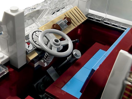 Interieur van LEGO Volkswagen T1 Camper met stuurwiel, dashboard en stoelen.