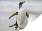 Muurdecoratie buiten Een pinguïn rent over het strand - 160x120 cm - Tuindoek - Buitenposter