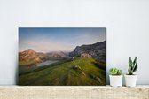 Canvas Schilderij Berghut kijkt uit op meer bij Nationaal park Picos de Europa in Spanje - 30x20 cm - Wanddecoratie