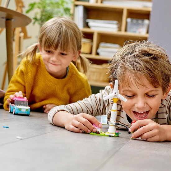 Jongen en meisje spelen met LEGO Friends-windmolen en auto.