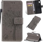 Tree & Cat Pattern Pressed Printing Horizontale Flip PU lederen tas met houder & kaartsleuven & portemonnee & lanyard voor Galaxy A10e (grijs)