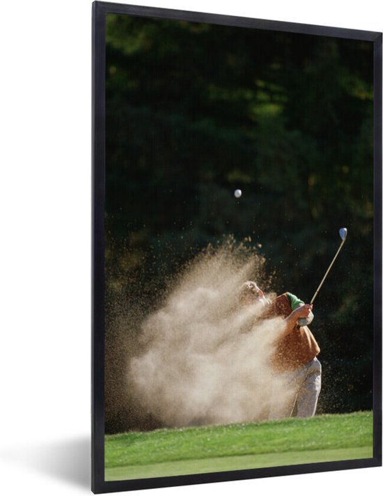 Fotolijst incl. Poster - Een mannelijke golfer slaat de golfbal uit de bunker op het green - 60x90 cm - Posterlijst