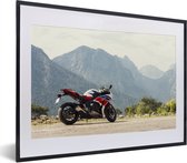 Fotolijst incl. Poster - Sportieve motor in een bergachtig gebied - 40x30 cm - Posterlijst