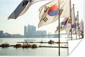 Zuid-Koreaanse vlaggen in de haven van Busan Poster 120x80 cm - Foto print op Poster (wanddecoratie woonkamer / slaapkamer) / Aziatische steden Poster
