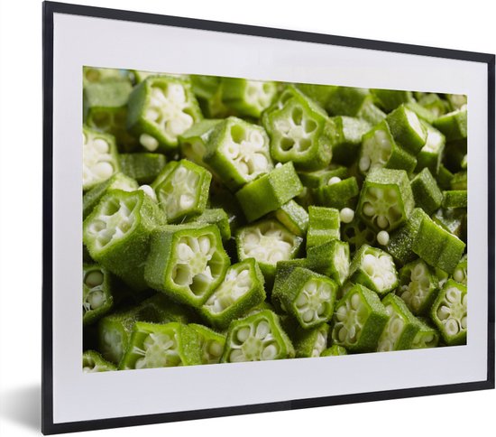 Fotolijst incl. Poster - Stukjes rauwe en frisse okra op een hoop - 40x30 cm - Posterlijst