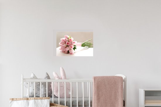Stickers muraux - Film autocollant - Un bouquet de roses roses sur une table blanche - 30x20 cm - Film adhésif - Stickers muraux Chambre d'enfant - Papier peint autocollant - Papier peint autocollant - Film autocollant