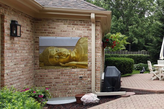 Tuinposter 120x80 cm - Tuindecoratie Liggende Boeddha van goud - Poster voor in de tuin - Buiten decoratie - Schutting tuinschilderij - Tuindoek muurdecoratie - Wanddecoratie balkondoek