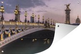 Tuindecoratie Een verlichte brug in het Franse Parijs - 60x40 cm - Tuinposter - Tuindoek - Buitenposter