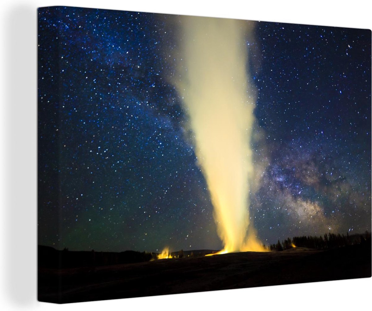 Canvas Schilderij Geiser in Yellowstone National Park barst uit tegen sterrenhemel - 30x20