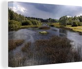 Canvas Schilderij Het rivierlandschap in het Nationaal park Store Mosse in Zweden - 60x40 cm - Wanddecoratie