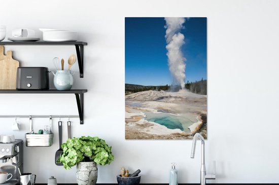 Un geyser actif avec des roches blanches dans le parc national de Yellowstone sur toile 60x90 cm - Tirage photo sur toile (Décoration murale salon / chambre)