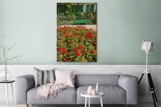 Canvas Schilderij Bankje met bloemen in de Franse tuin van Monet in Europa - 80x120 cm - Wanddecoratie