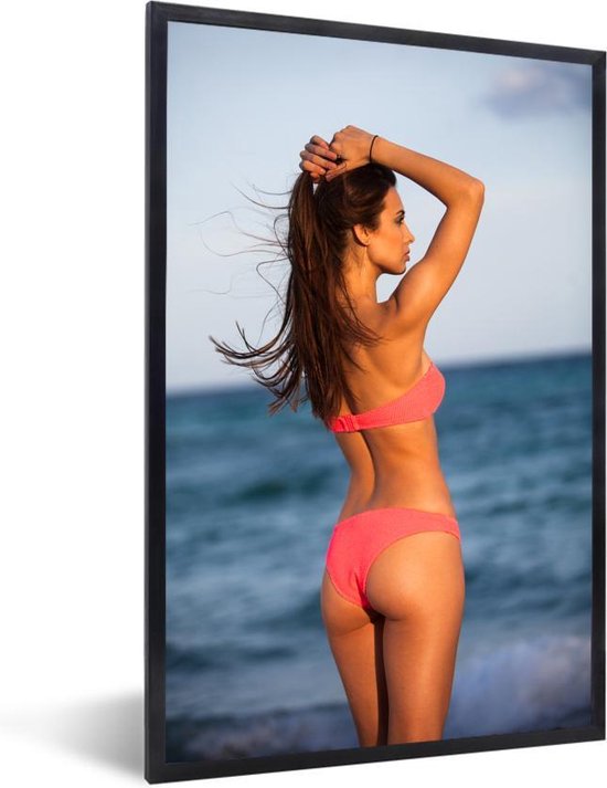 Fotolijst incl. Poster - Jonge vrouw in een bikini op het strand - 40x60 cm - Posterlijst