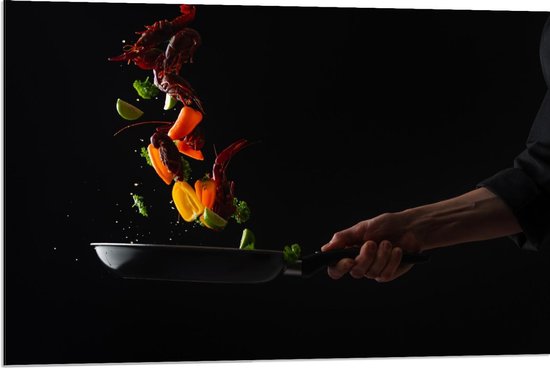 Dibond - Chef-kok in Actie op Zwarte Achtergrond - 90x60cm Foto op Aluminium (Wanddecoratie van metaal)