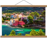 Schoolplaat – Gekleurde Huisjes aan het Water in Kefalonia, Greece - 60x40cm Foto op Textielposter (Wanddecoratie op Schoolplaat)