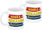 2x stuks geslaagd cadeau mok / beker hoera geslaagd gefeliciteerd 300 ml - afgestudeerd kado