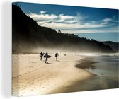Canvas Schilderij Surfers op het strand - 30x20 cm - Wanddecoratie