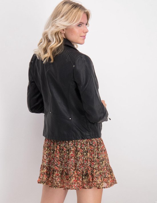 Zwarte imitatieleren bikerjack, achterkant, met ritsen op de mouwen en een bloemenprint rok.