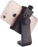 Zwarte telefoonhouder kantelt een gouden smartphone met Apple-logo.
