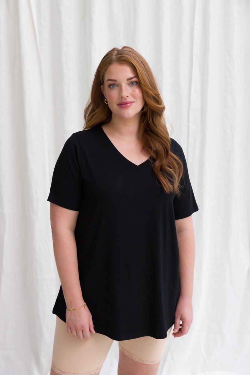 BASE LEVEL CURVY Alba T-Shirts - Black - maat 2(50)