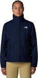 Dames in donkerblauwe The North Face jas met capuchon en beige broek.