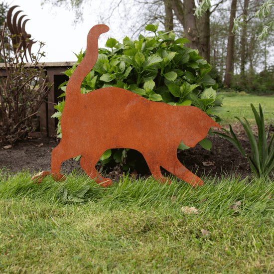 Roestkleurige metalen kat, silhouet van een lopende kat in de tuin.