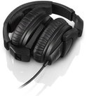 Gevouwen zwarte Sennheiser HD 280 Pro koptelefoon op een witte achtergrond.