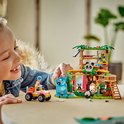 Kind met LEGO Friends De Pandaopvang speelset. Met boomhut, glijbaan, quad, minipoppen en pandabeertjes.