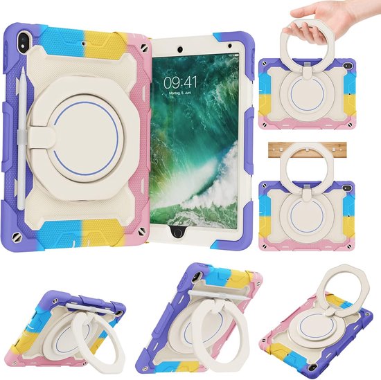 Angles multiples d'un étui pour iPad avec panneaux multicolores et anneau rotatif, tenu par une main et fixé à un mur.