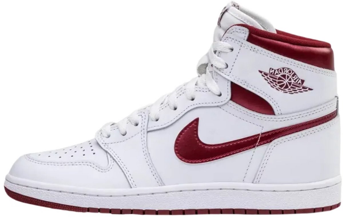 Jordan 1 Retro High 85 ‘Metallic Burgundy’. Wit