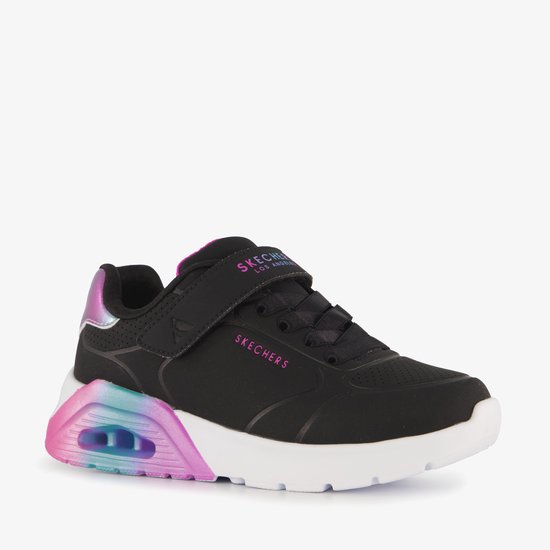 Zwarte sneaker met klittenbandsluiting, roze accenten en een luchtdemping met kleurverloop.