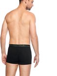 Man, gezien vanaf de achterkant, draagt een zwarte bamboe boxershort met 'Bamboo Basics' logo op de band.