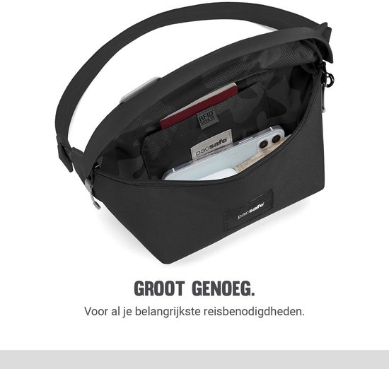 Zwarte Pacsafe GO Sling tas, geopend en gevuld met een paspoort, telefoon en portemonnee. Grote inhoud voor reisbenodigdheden.