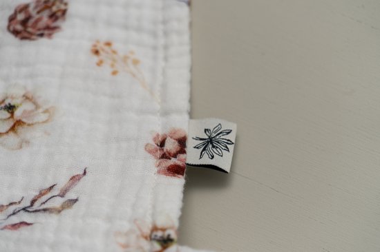 Geschenkset-baby-swaddle met 2 tutdoekjes-offwhite met print-handgemaakt- (Sweet baby Bedstraw) van Pure Home & Living — afbeelding 2