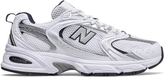 New Balance 530 sneaker in wit met zilverkleurige accenten en een ABZORB zool.