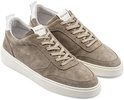 Twee taupe suède sneakers met veters, witte zolen en witte details op de hiel.