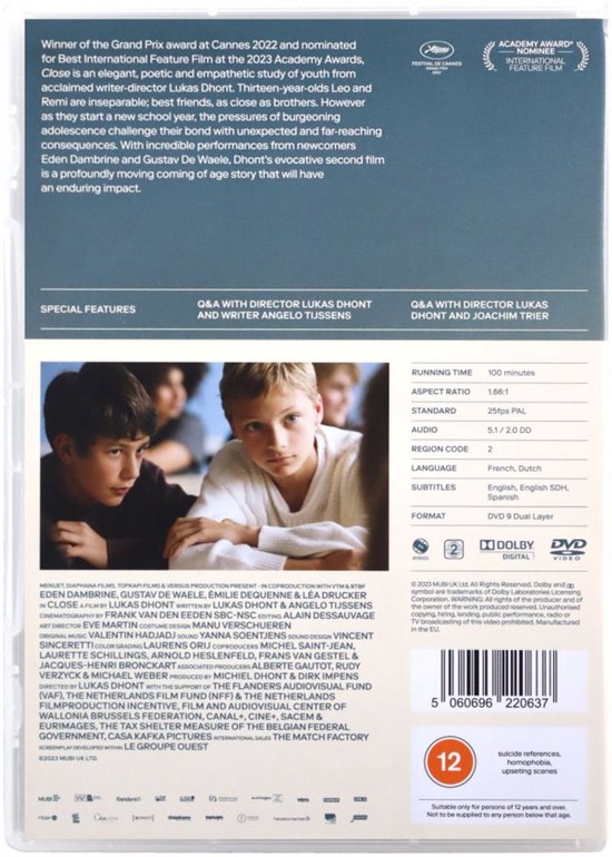 Achterkant dvd hoes van de film 'Close', met twee jongens in de natuur.