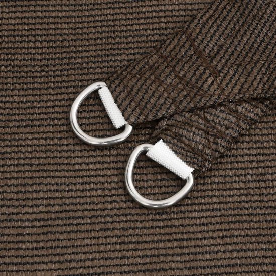 Close-up van bruine schaduwdoekstof met zwarte accenten en zilveren D-ringen.