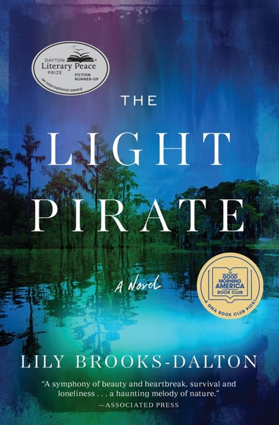 Couverture du livre 'The Light Pirate' représentant un paysage de marais au coucher du soleil. Récompenses Dayton Literary Peace Prize et GMA Book Club.