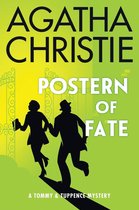 Boek 'Postern of Fate' van Agatha Christie, met een silhouet van een man en vrouw die wegrennen, en een hek.